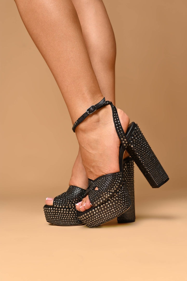 https://yoncy.bg/image/catalog/Yoncy_models_images/SS2022/official-heels/IMG_8240.JPG-2