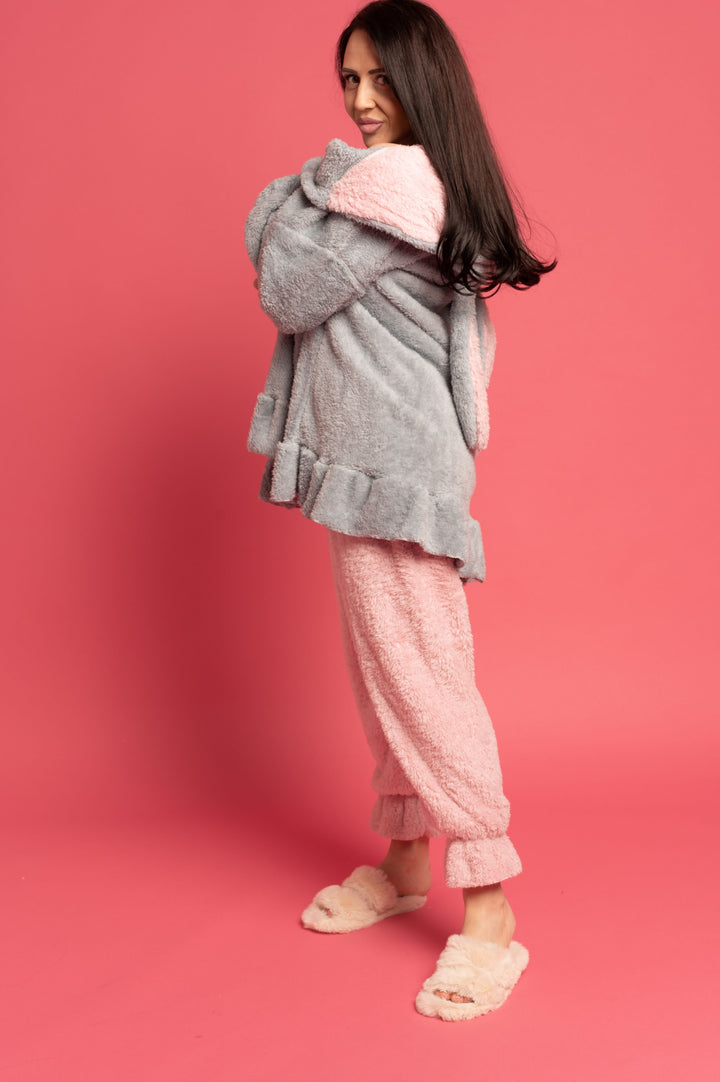 https://yoncy.bg/image/catalog/Yoncy_models_images/SS2022/80110805/Cozy-Pajamas-in-Blue.jpeg-2